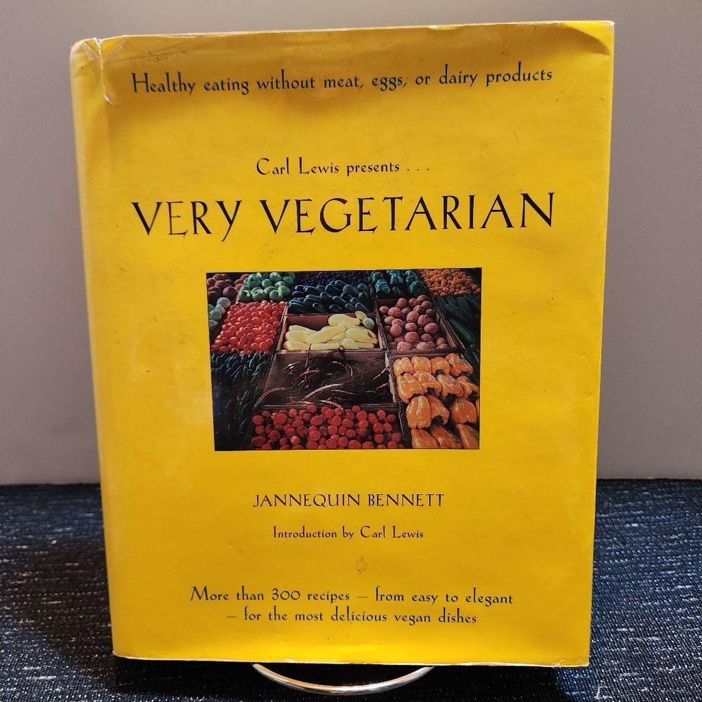 🖤 Very Vegetarian by Jannequin Bennett Hardcover Dust Jacket 300 Recipes